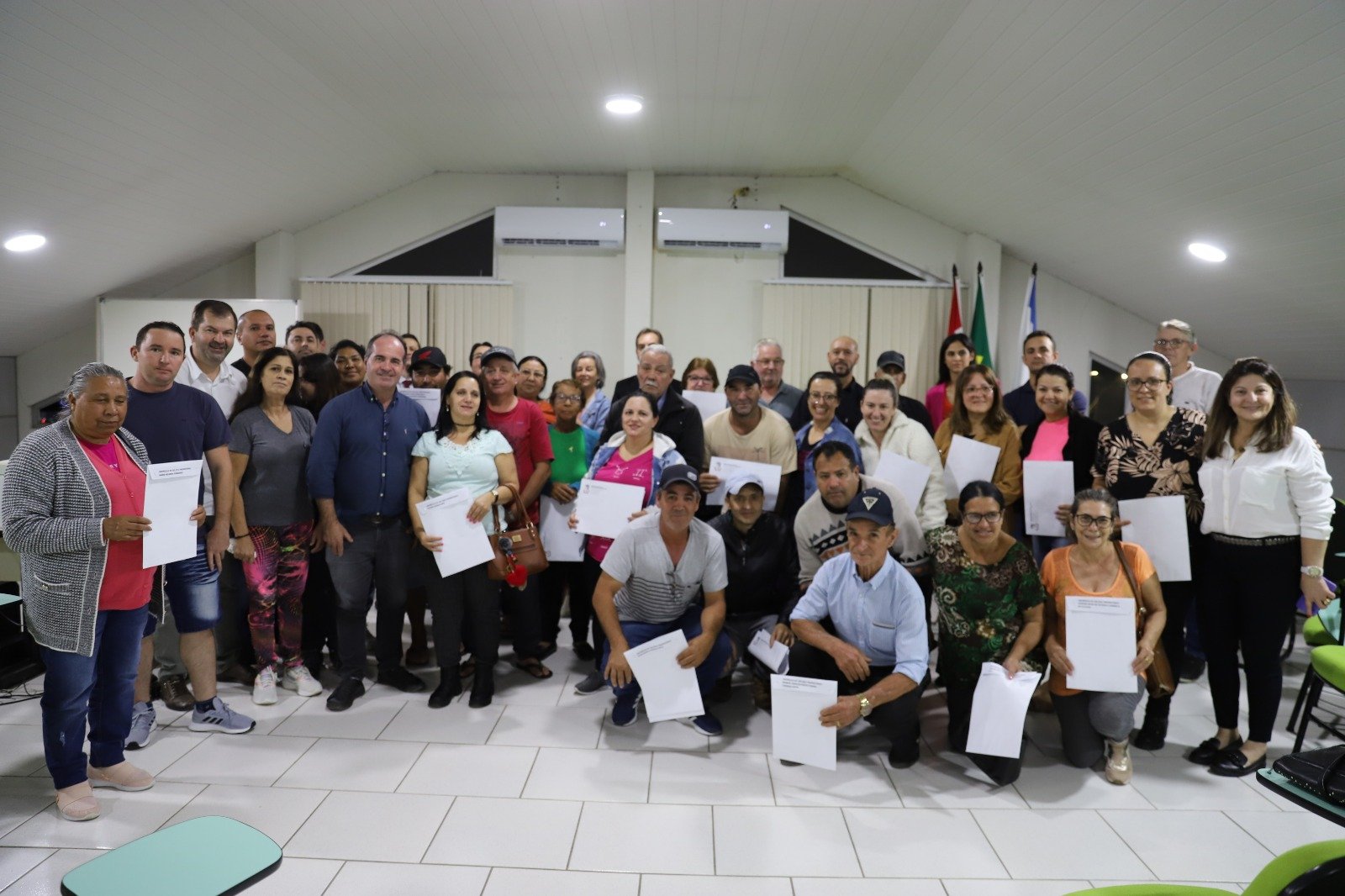 Fam Lias Recebem Posse De Seus Terrenos Por Meio Do Programa Lar Legal