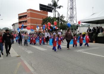 Desfile comemora 57 anos de Guabiruba