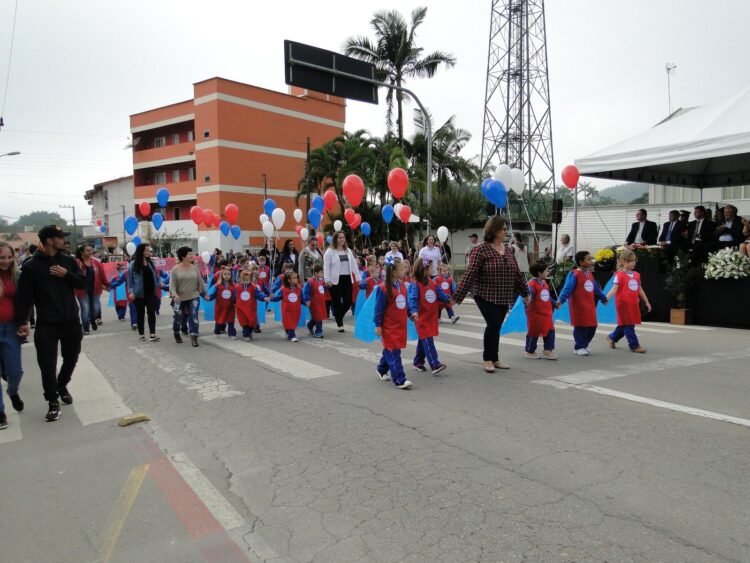 Desfile comemora 57 anos de Guabiruba