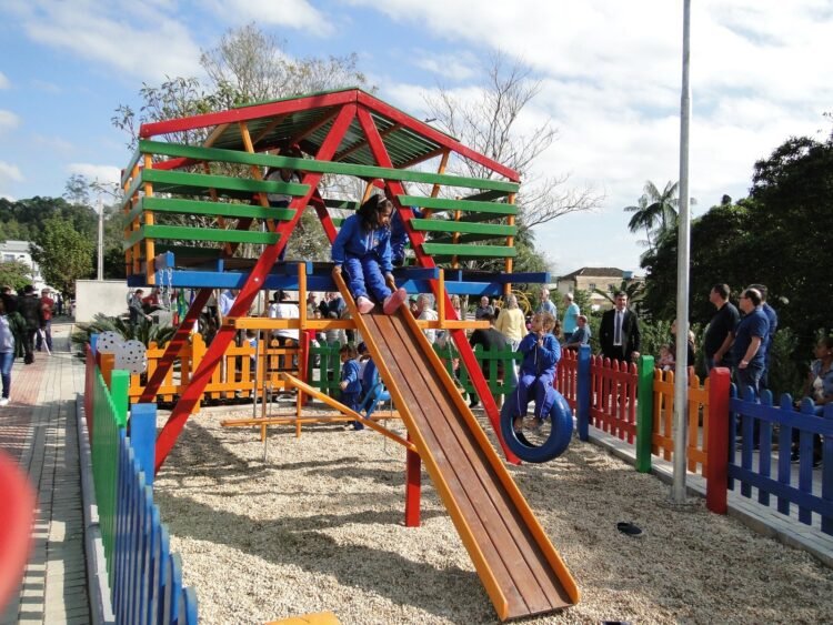 Inaugurada Praça na rua Alois Erthal