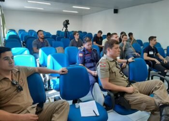 Direção e celular: combinação com maior número de multas