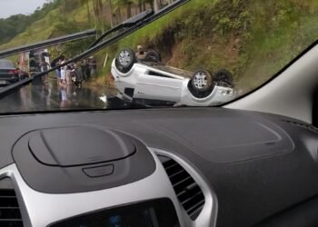 Mulher de 72 anos capota veículo no Imigrantes