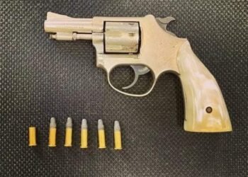 Homem é detido por porte ilegal de arma e munição