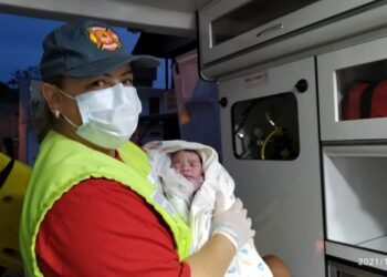 Mãe do bairro Guabiruba Sul da a luz com ajuda dos bombeiros