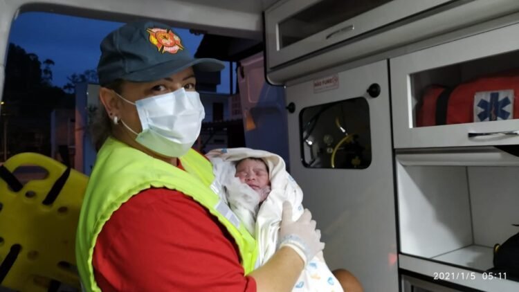 Mãe do bairro Guabiruba Sul da a luz com ajuda dos bombeiros