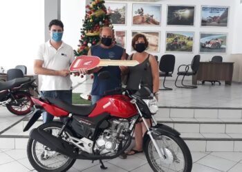 Ganhador da motocicleta conta o que fará com o prêmio da CDL