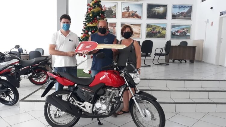 Ganhador da motocicleta conta o que fará com o prêmio da CDL