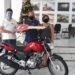 Ganhador da motocicleta conta o que fará com o prêmio da CDL