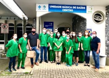 Prefeito e vice visitam servidores