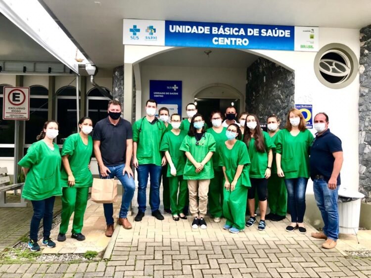 Prefeito e vice visitam servidores