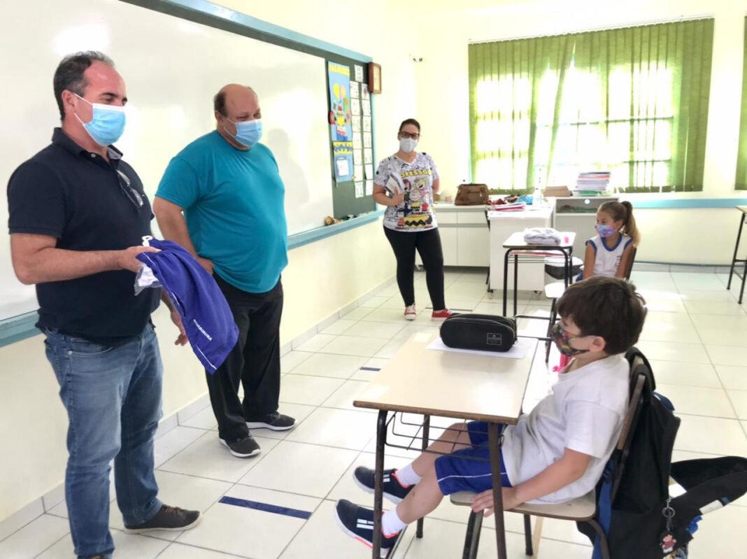 entrega de uniforme