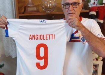 Guabirubense recebe camisas do time que jogou há 40 anos no Sergipe