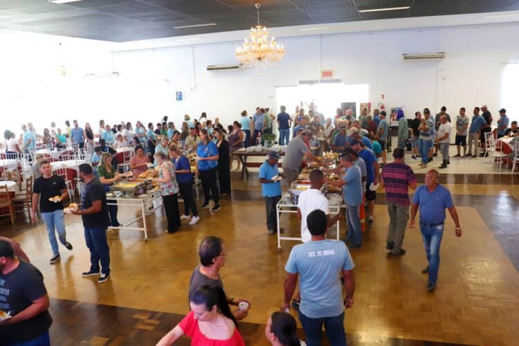 Servidores de Guabiruba são recebidos com café da manhã e palestra no primeiro dia de trabalho