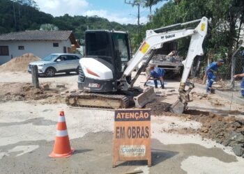 Guabiruba Saneamento realiza obra na rua São Pedro e pede colaboração de moradores