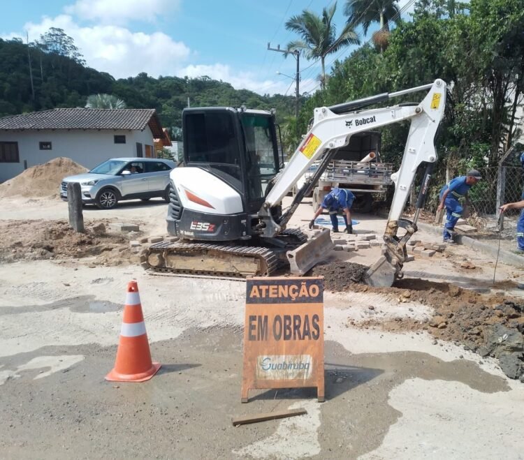 Guabiruba Saneamento realiza obra na rua São Pedro e pede colaboração de moradores