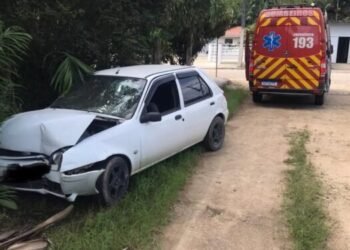 Colisão de carro contra poste deixa mulher ferida na Planície Alta 
