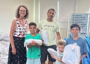 Sintrivest inicia distribuição de kits de material escolar