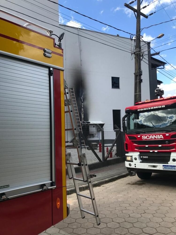 Incêndio em painel de energia solar mobiliza Bombeiros em Guabiruba