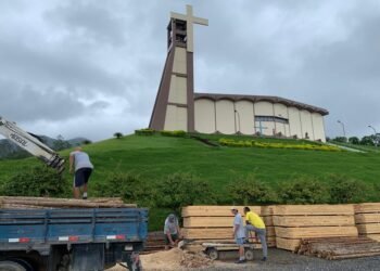 Palco do espetáculo Paixão e Morte de Um Homem Livre 2024 começa a ser montado