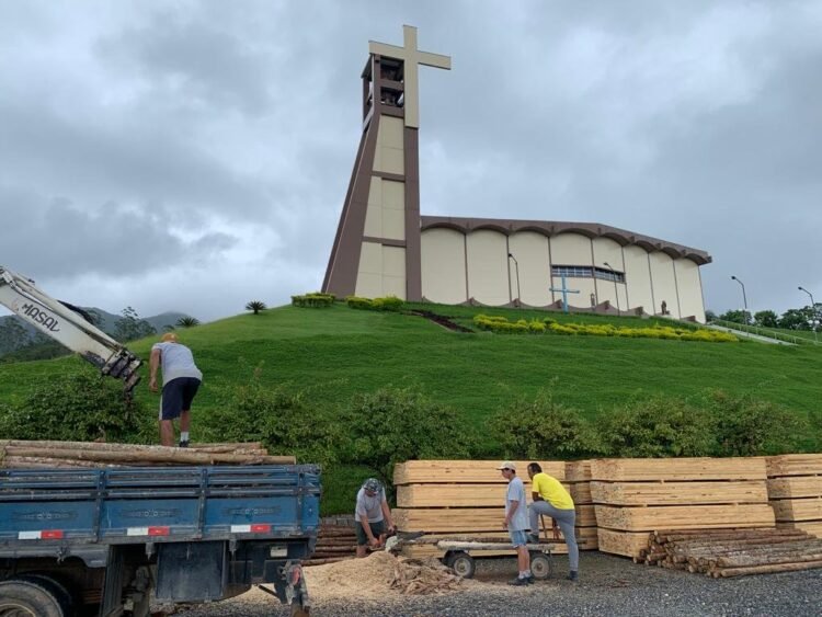 Palco do espetáculo Paixão e Morte de Um Homem Livre 2024 começa a ser montado