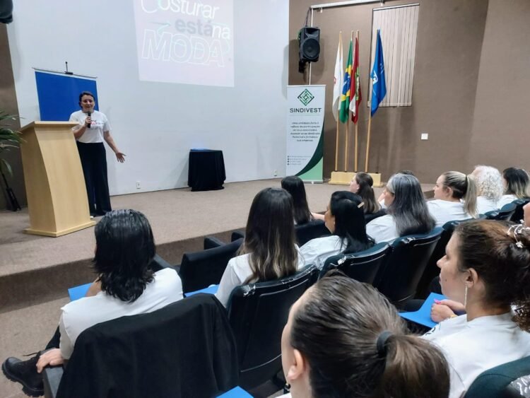 Últimas vagas para o Curso de Costura Industrial gratuito do Sindivest