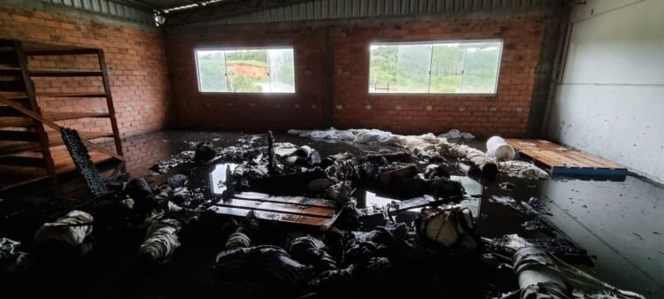 Incêndio em depósito de tinturaria mobiliza Corpo de Bombeiros na Pomerânia 