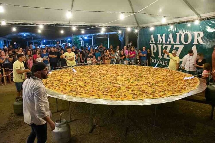 Maior pizza do Vale Europeu foi servida em Guabiruba (SC) na noite deste sábado (17)