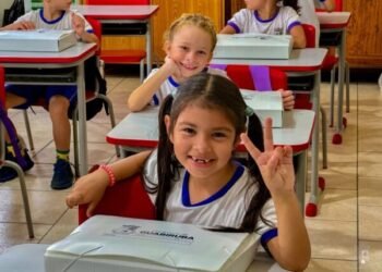 Alunos recebem novos kits de materiais escolares em Guabiruba