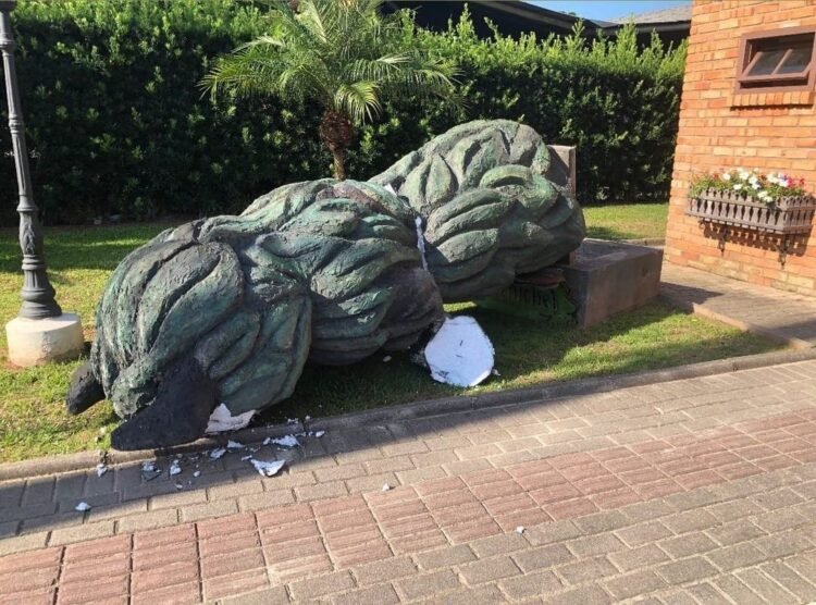 Escultura do Pelznickel sofre ato de vandalismo