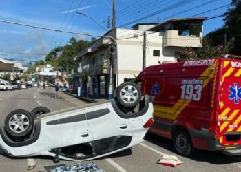 Mulher capota carro no centro