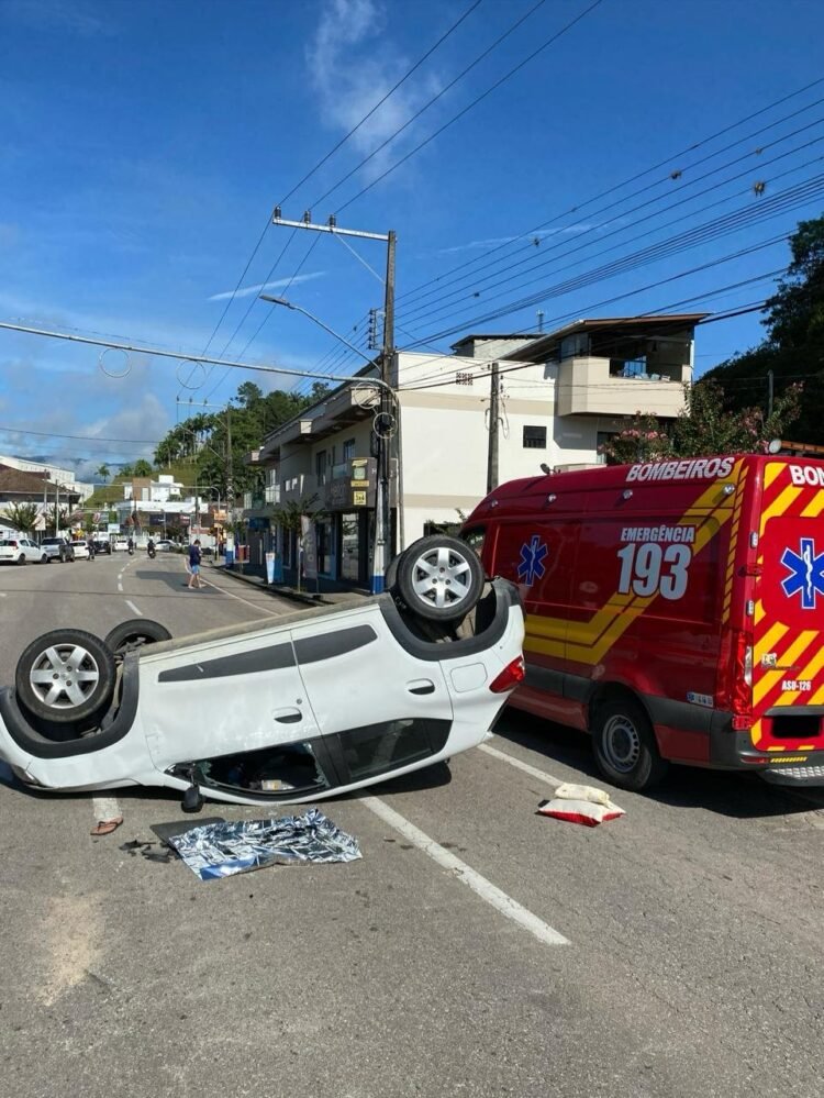 Mulher capota carro no centro