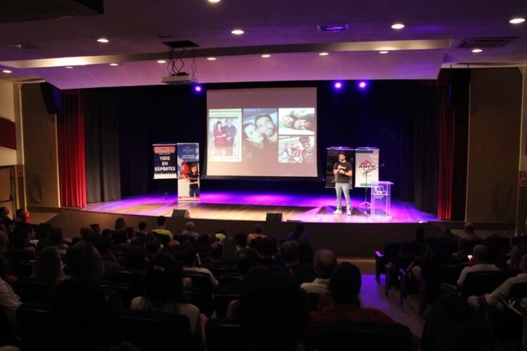 Palestra Propósitos, com Hugo Farias reúne grande público em Brusque