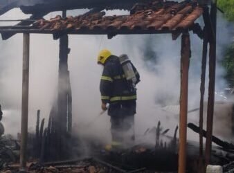 Incêndio destrói casa de madeira na Guabiruba