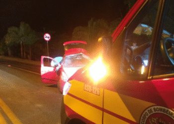 Mulher perde controle de veículo e fica ferida no Aymoré