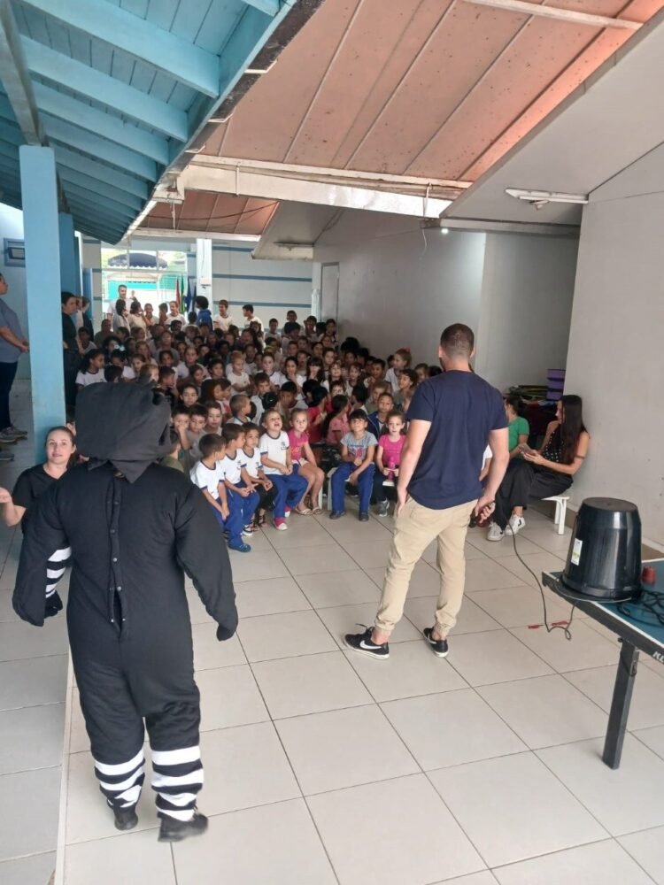 Vigilância Epidemiológica de Guabiruba realiza ação contra a Dengue nas escolas