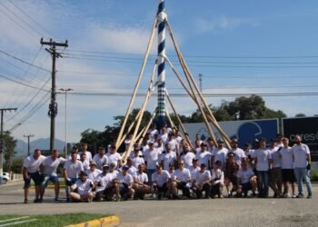 União que faz a força: 4ª Maibaum é erguida em Guabiruba
