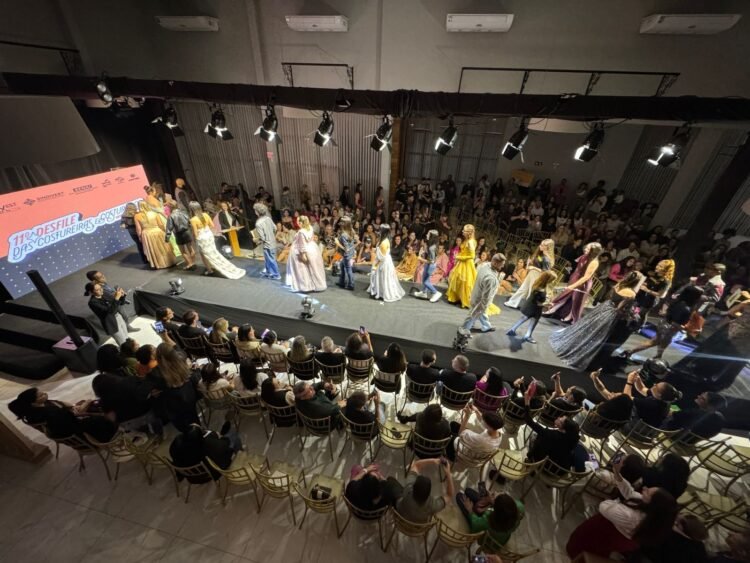 Desfile das Costureiras e Costureiros homenageia profissionais pela passagem do seu dia