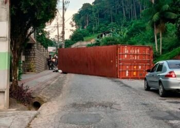 Container de carreta tomba e interdita via de acesso Guabiruba x Brusque