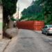 Container de carreta tomba e interdita via de acesso Guabiruba x Brusque