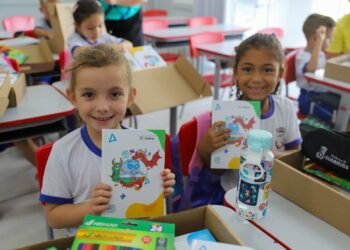 Ano letivo em Guabiruba inicia com entrega de kits escolares