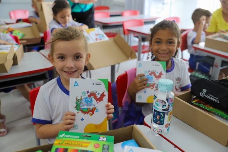 Ano letivo em Guabiruba inicia com entrega de kits escolares