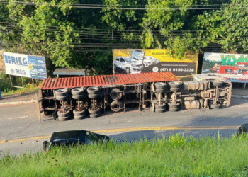 Carreta tomba em Guabiruba
