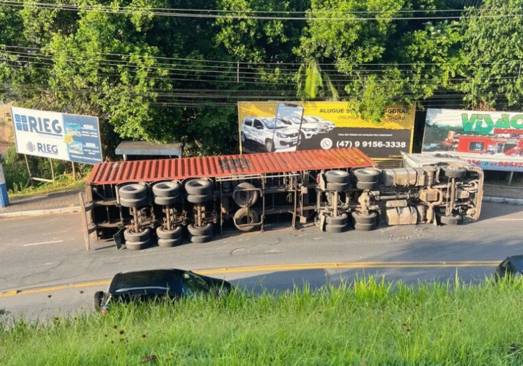 Carreta tomba em Guabiruba