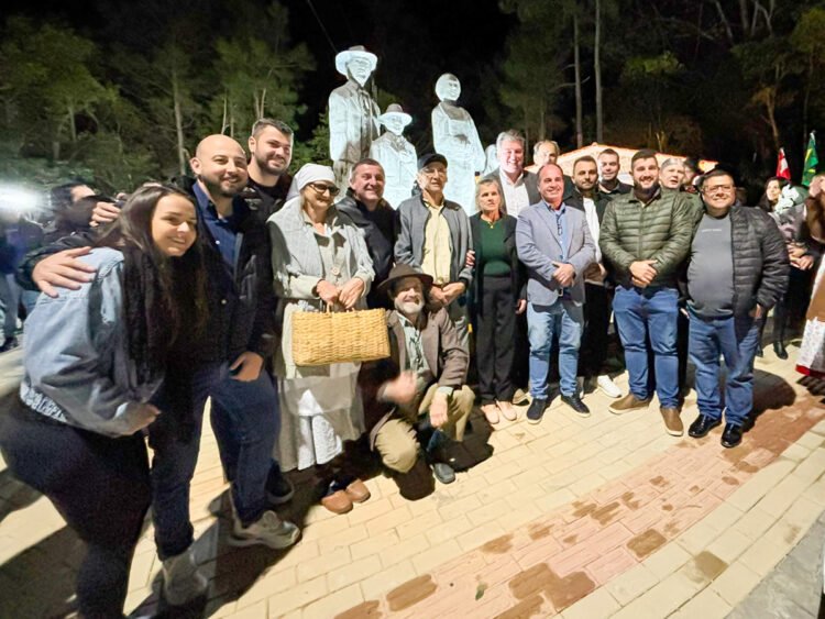 Guabiruba inaugura Praça da Imigração Italiana Tarcisio Dirschnabel em homenagem aos 150 anos da colonização italiana; Veja fotos