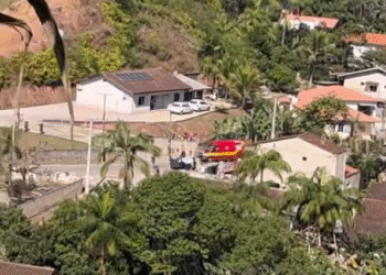 [VÍDEO] Veículo capota na rua Antônio Fischer