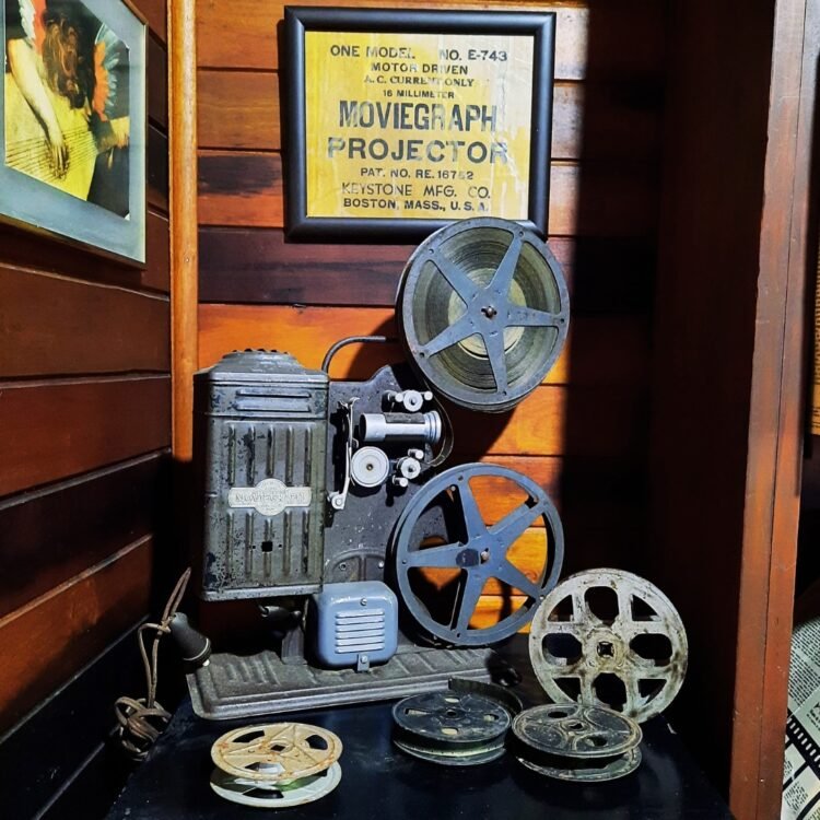 [IAK] Na década de 1950 o cinema era na casa de Aldinho com o projetor mudo 16mm
