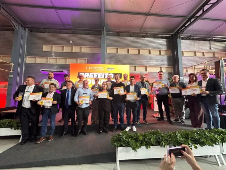 Guabiruba é homenageada por inovação digital durante congresso estadual realizado em Criciúma