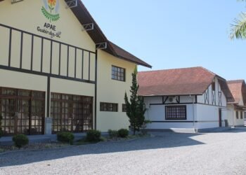 Apae de Guabiruba realiza bazar com produtos da Receita Federal