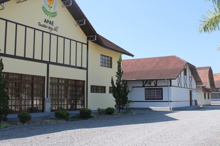 Apae de Guabiruba realiza bazar com produtos da Receita Federal