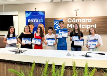 Alunos da rede municipal recebem prêmio “Aluno Nota 10” na Câmara de Guabiruba